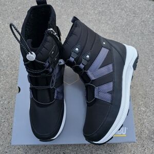 Khombu Black and Gray Winter Boots Women 7